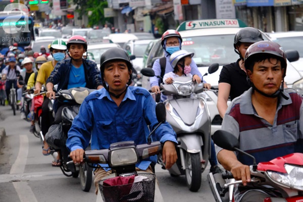 Về quê nghỉ lễ 2/9: Trời Hà Nội mưa như trút nước, đường Sài Gòn chật cứng, người dân chen nhau mua vé ở bến xe-11