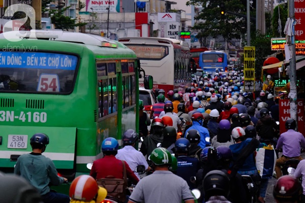 Về quê nghỉ lễ 2/9: Trời Hà Nội mưa như trút nước, đường Sài Gòn chật cứng, người dân chen nhau mua vé ở bến xe-13