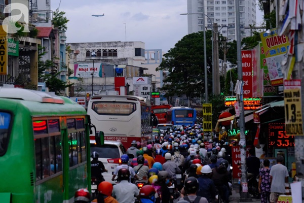Về quê nghỉ lễ 2/9: Trời Hà Nội mưa như trút nước, đường Sài Gòn chật cứng, người dân chen nhau mua vé ở bến xe-14