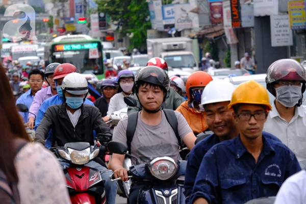 Về quê nghỉ lễ 2/9: Trời Hà Nội mưa như trút nước, đường Sài Gòn chật cứng, người dân chen nhau mua vé ở bến xe-16