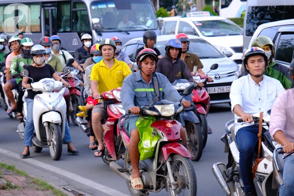 Về quê nghỉ lễ 2/9: Trời Hà Nội mưa như trút nước, đường Sài Gòn chật cứng, người dân chen nhau mua vé ở bến xe-17