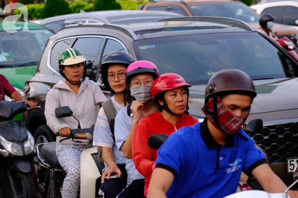 Về quê nghỉ lễ 2/9: Trời Hà Nội mưa như trút nước, đường Sài Gòn chật cứng, người dân chen nhau mua vé ở bến xe-19