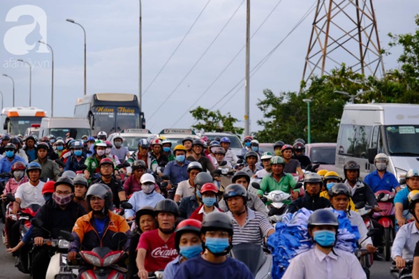 Về quê nghỉ lễ 2/9: Trời Hà Nội mưa như trút nước, đường Sài Gòn chật cứng, người dân chen nhau mua vé ở bến xe-21