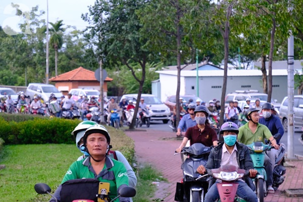 Về quê nghỉ lễ 2/9: Trời Hà Nội mưa như trút nước, đường Sài Gòn chật cứng, người dân chen nhau mua vé ở bến xe-24