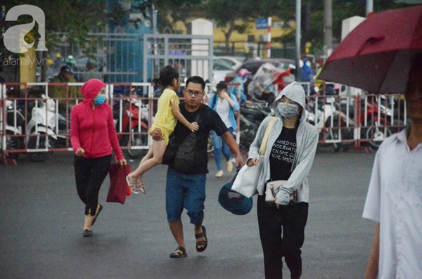 Về quê nghỉ lễ 2/9: Trời Hà Nội mưa như trút nước, đường Sài Gòn chật cứng, người dân chen nhau mua vé ở bến xe-25