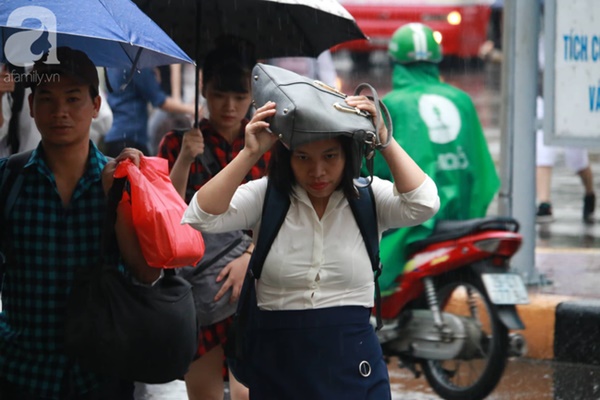 Về quê nghỉ lễ 2/9: Trời Hà Nội mưa như trút nước, đường Sài Gòn chật cứng, người dân chen nhau mua vé ở bến xe-26