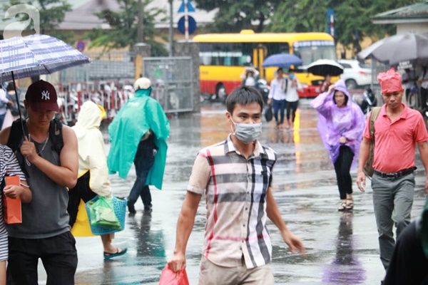 Về quê nghỉ lễ 2/9: Trời Hà Nội mưa như trút nước, đường Sài Gòn chật cứng, người dân chen nhau mua vé ở bến xe-27