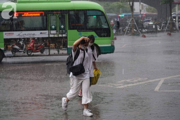 Về quê nghỉ lễ 2/9: Trời Hà Nội mưa như trút nước, đường Sài Gòn chật cứng, người dân chen nhau mua vé ở bến xe-28