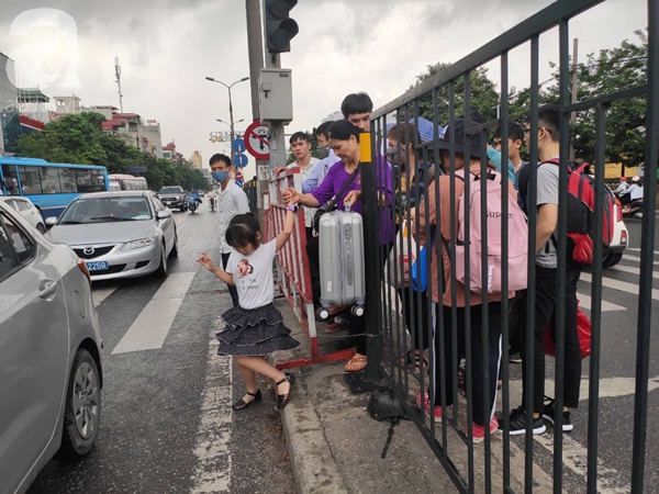 Về quê nghỉ lễ 2/9: Trời Hà Nội mưa như trút nước, đường Sài Gòn chật cứng, người dân chen nhau mua vé ở bến xe-32