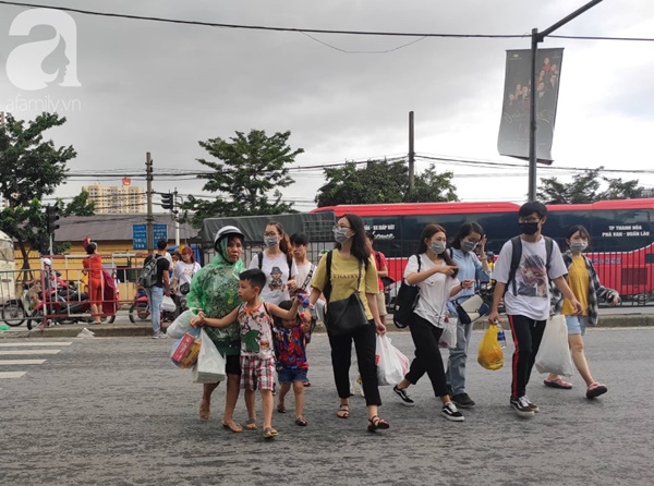 Về quê nghỉ lễ 2/9: Trời Hà Nội mưa như trút nước, đường Sài Gòn chật cứng, người dân chen nhau mua vé ở bến xe-38