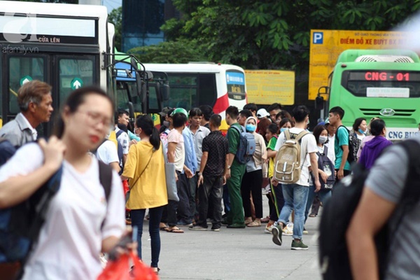 Về quê nghỉ lễ 2/9: Trời Hà Nội mưa như trút nước, đường Sài Gòn chật cứng, người dân chen nhau mua vé ở bến xe-31