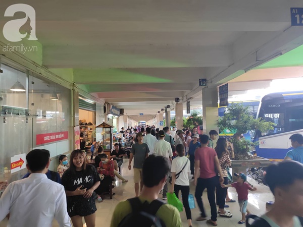 Về quê nghỉ lễ 2/9: Trời Hà Nội mưa như trút nước, đường Sài Gòn chật cứng, người dân chen nhau mua vé ở bến xe-33