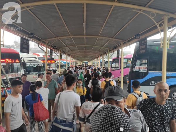 Về quê nghỉ lễ 2/9: Trời Hà Nội mưa như trút nước, đường Sài Gòn chật cứng, người dân chen nhau mua vé ở bến xe-34