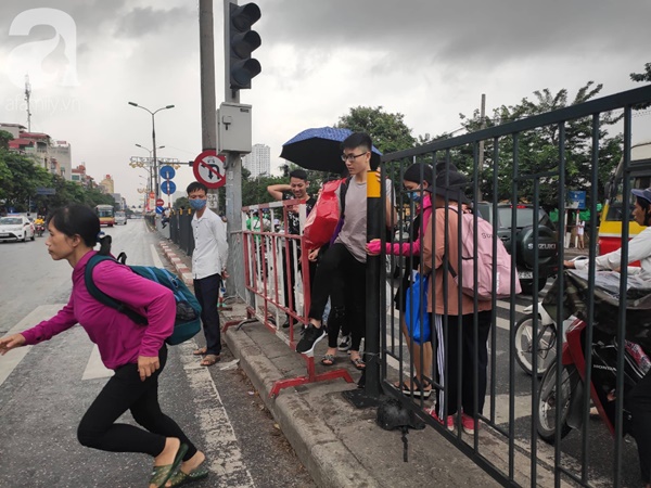 Về quê nghỉ lễ 2/9: Trời Hà Nội mưa như trút nước, đường Sài Gòn chật cứng, người dân chen nhau mua vé ở bến xe-35