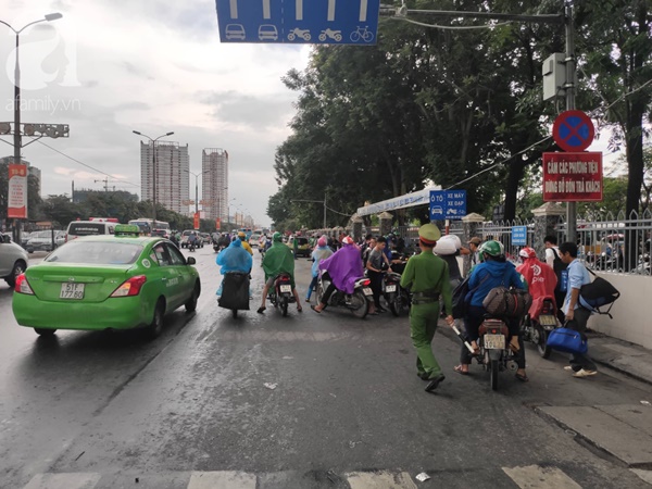 Về quê nghỉ lễ 2/9: Trời Hà Nội mưa như trút nước, đường Sài Gòn chật cứng, người dân chen nhau mua vé ở bến xe-36