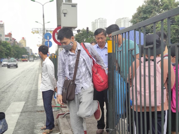 Về quê nghỉ lễ 2/9: Trời Hà Nội mưa như trút nước, đường Sài Gòn chật cứng, người dân chen nhau mua vé ở bến xe-37