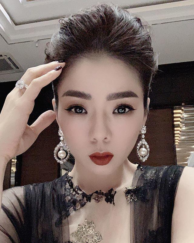 Ngoài sắc vóc hút hồn, Lệ Quyên còn gây choáng” vì kho túi hiệu và kim cương bạc tỷ-17