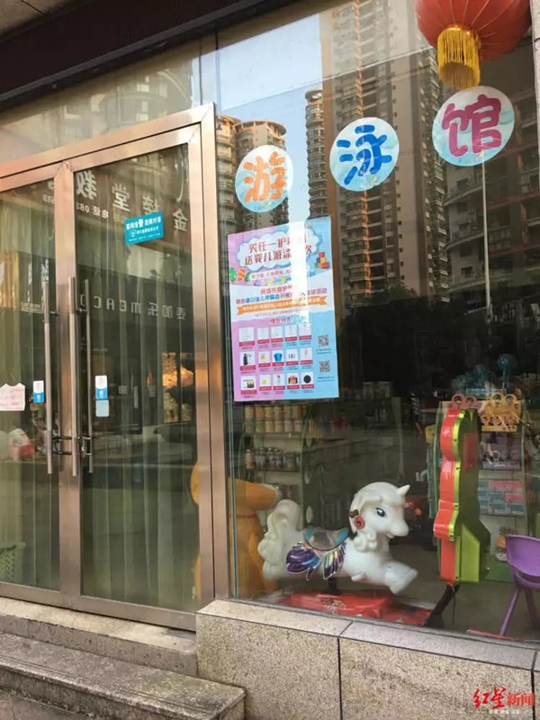 Đoạn video bé trai 2 tuổi đuối nước, vẫy vùng trong bể bơi rồi lịm dần không cử động khiến mọi người ám ảnh-1