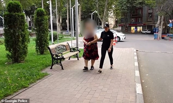 Thong dong dạo phố cùng 2 con, bố mẹ sợ xanh mặt vì con trai suýt mất mạng khi bị người phụ nữ lạ mặt vung dao đâm điên loạn-5