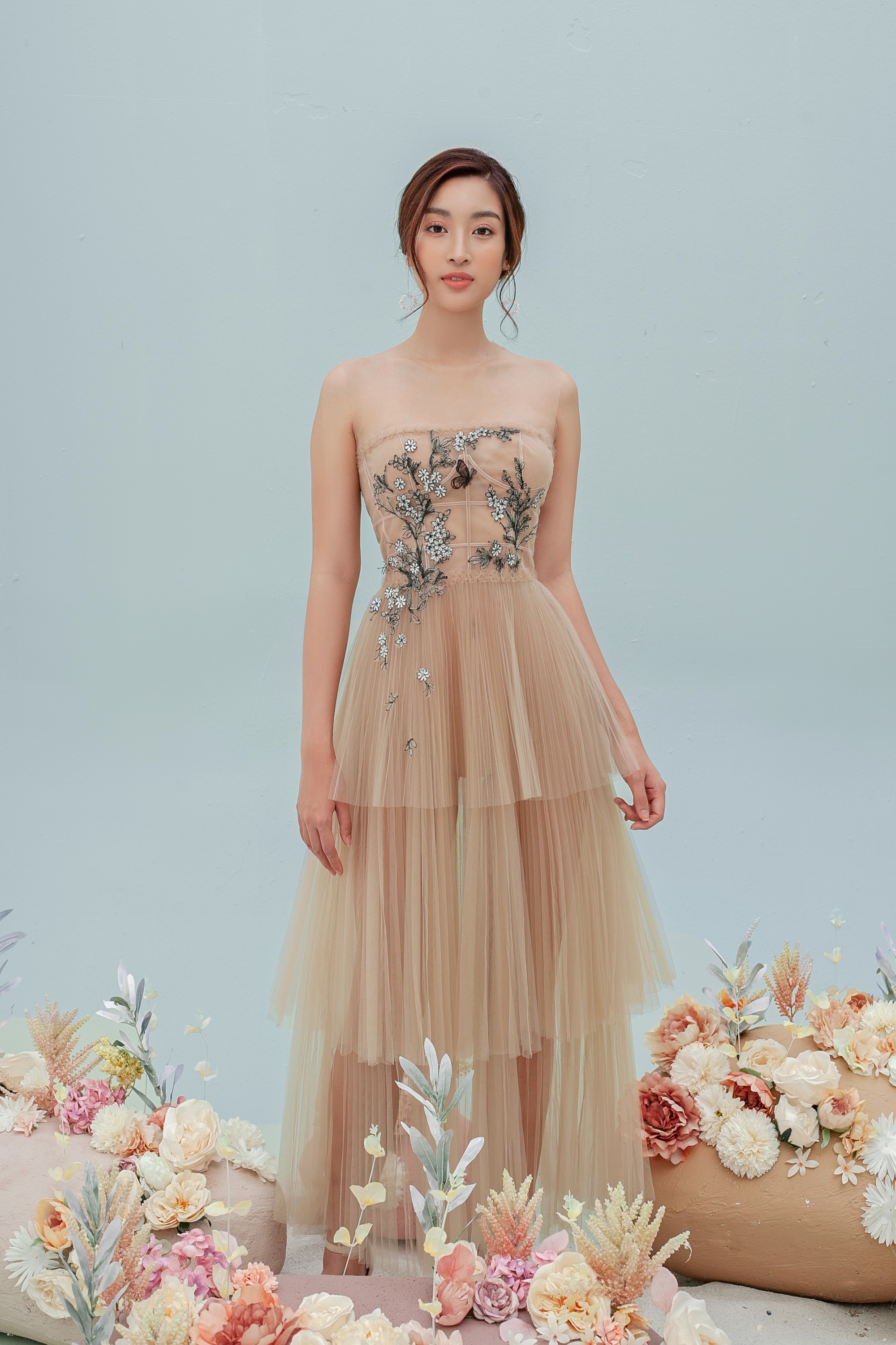 Hoa hậu Đỗ Mỹ Linh khoe đường cong gợi cảm qua loạt đầm xuyên thấu-1