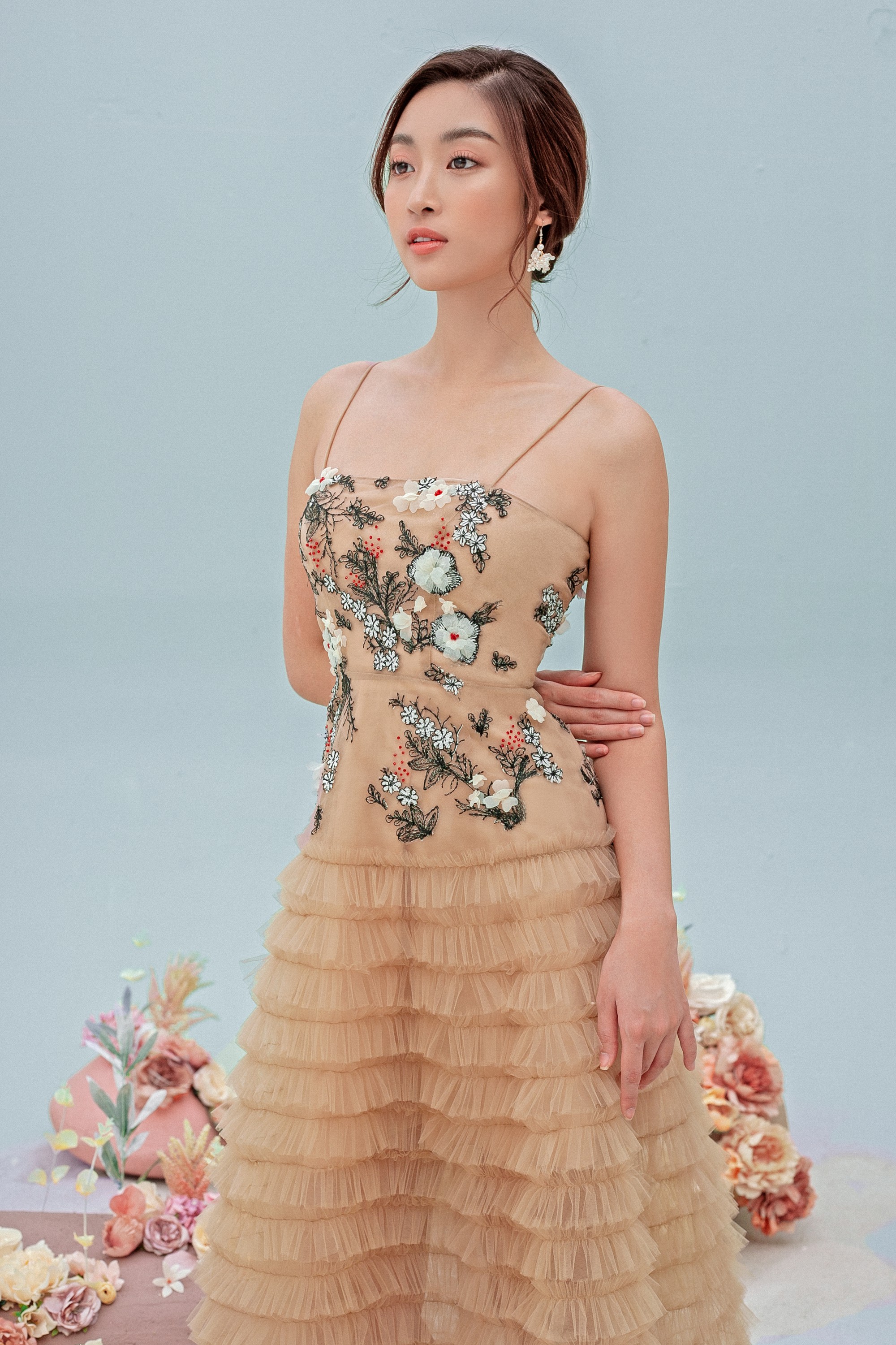 Hoa hậu Đỗ Mỹ Linh khoe đường cong gợi cảm qua loạt đầm xuyên thấu-9