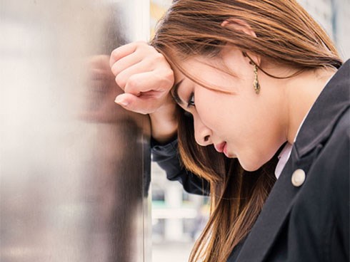 Vừa nhìn thấy tôi, em gái người yêu liền chạy vào nhà lấy giỏ trứng ném tới tấp, còn tôi cũng bỏ chạy thục mạng vì xấu hổ
