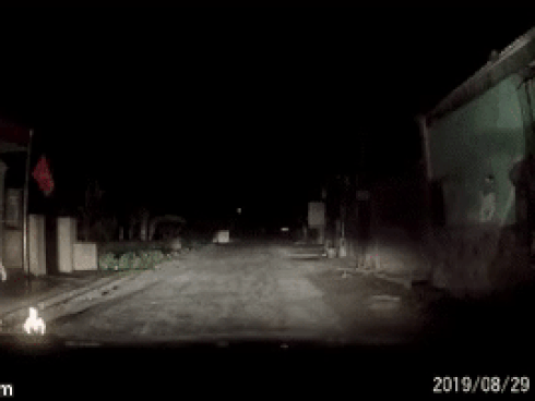 Clip: Chạy xe trong ngõ vắng, tài xế ô tô hú hồn khi phát hiện cháu bé bò lổm ngổm ngoài đường trong đêm-1