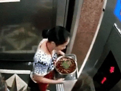 Người phụ nữ suýt bị thang máy cắt ngang người khi nhảy ra ngoài