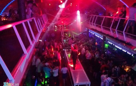 Chính sách có hiệu lực từ tháng 9: Nhân viên karaoke phải đeo biển tên
