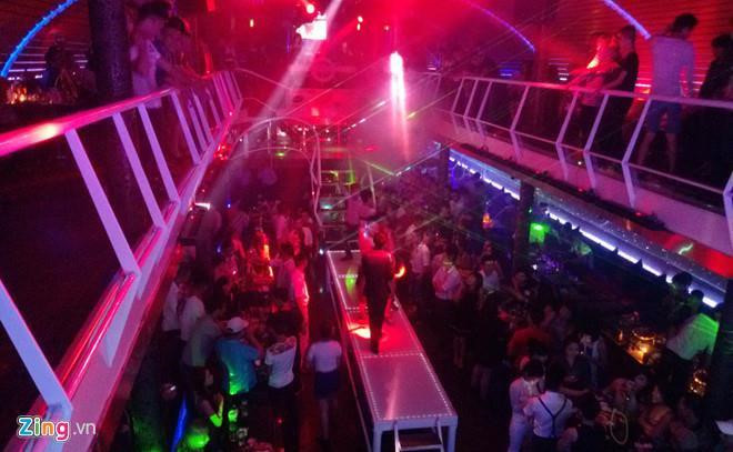 Chính sách có hiệu lực từ tháng 9: Nhân viên karaoke phải đeo biển tên-2