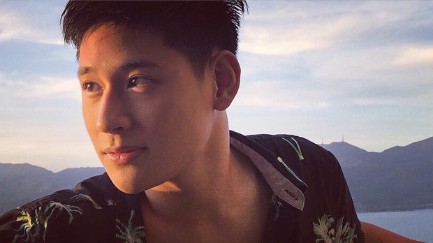 Siêu phẩm trai đẹp sinh năm 1999 của Học viện Ngoại giao với nụ cười toả nắng có thể hạ gục bất cứ cô gái nào!-1