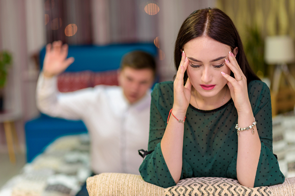 Mừng rỡ vì chồng chi 2 tỷ chuộc nhà cho bố mẹ, thế nhưng tiền vừa trao thì chồng tôi đưa ra một tờ giấy khiến bố tôi đột quỵ-2