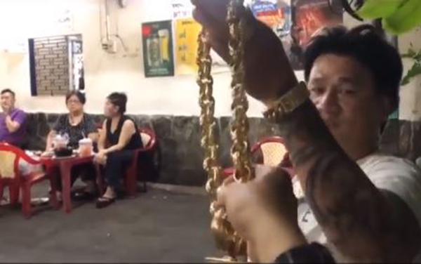 Ông chủ ở Sài Gòn đeo 100 lượng vàng trị giá 4 tỷ chỉ để bán ốc-3