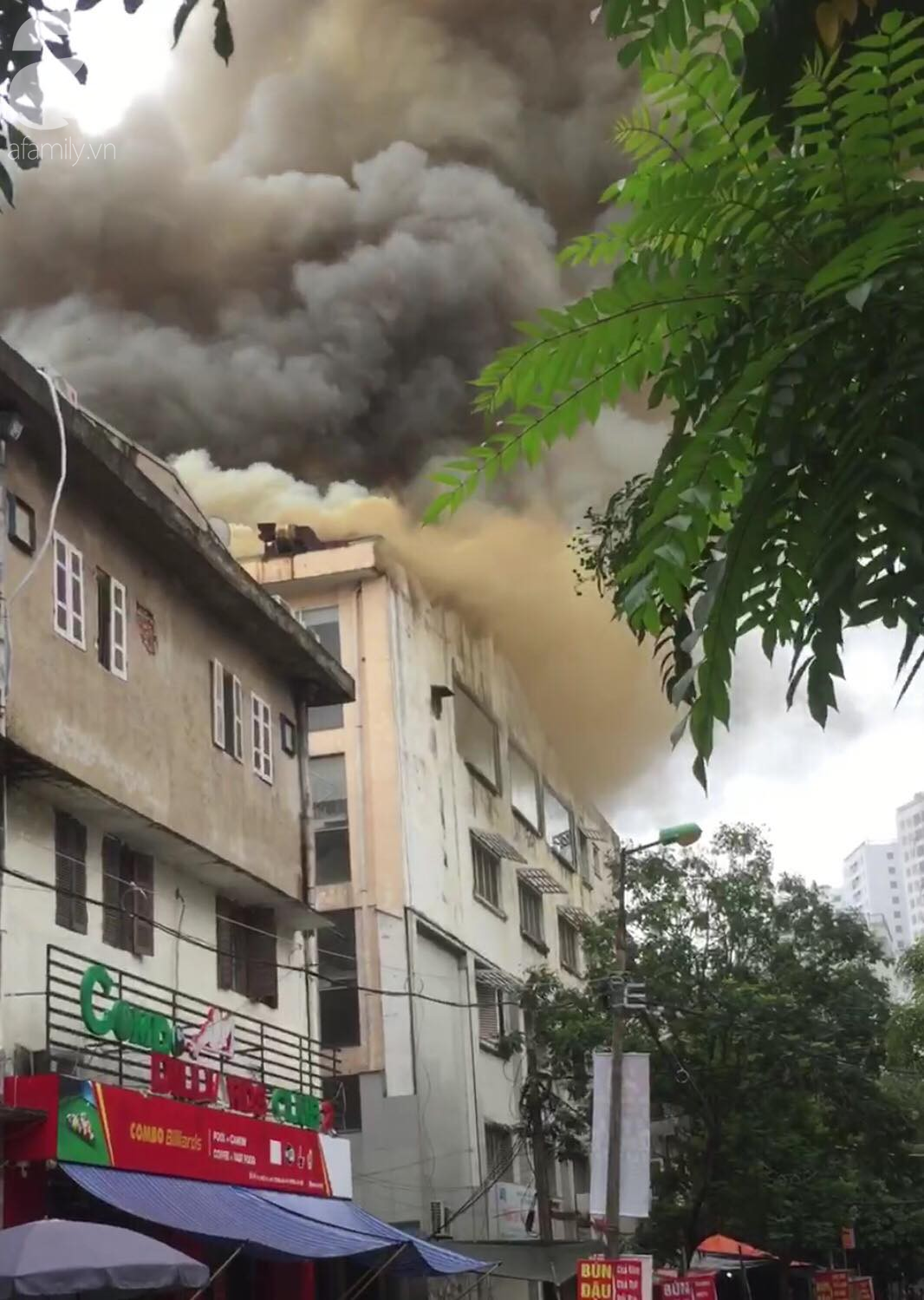 Hà Nội: Cháy lớn tại tầng thượng tòa nhà, nhiều người hốt hoảng bỏ chạy-1