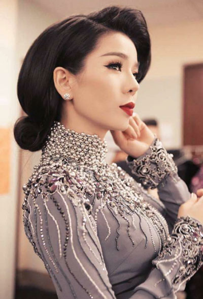 Lệ Quyên mặc áo dài duyên dáng khoe eo 58 cm đẹp hút mắt khán giả-5