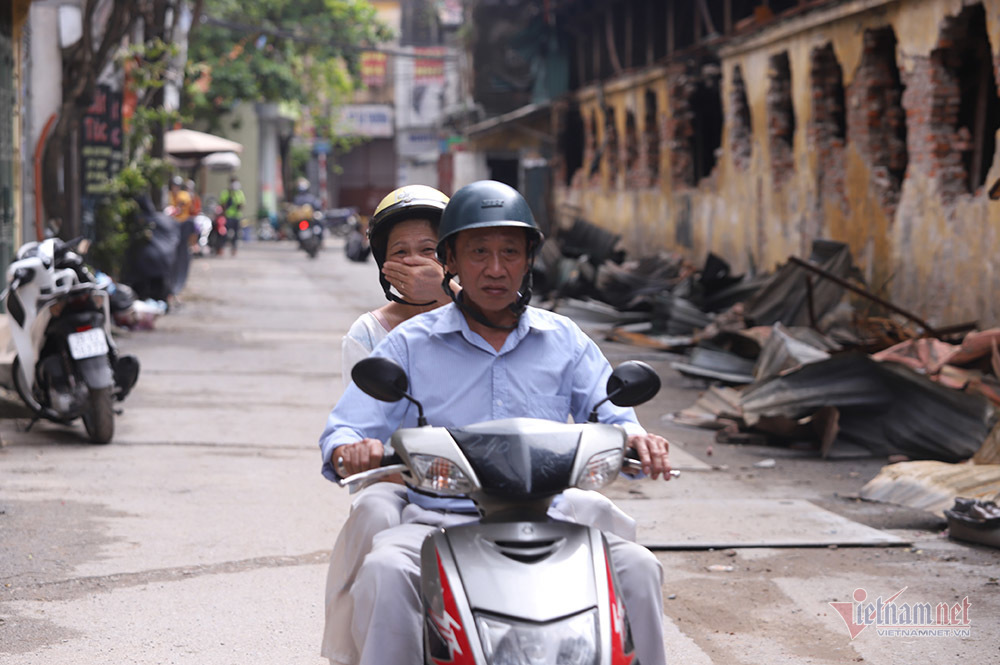 Quanh nhà máy Rạng Đông cửa đóng then cài, cháy hàng khẩu trang, nước muối-15