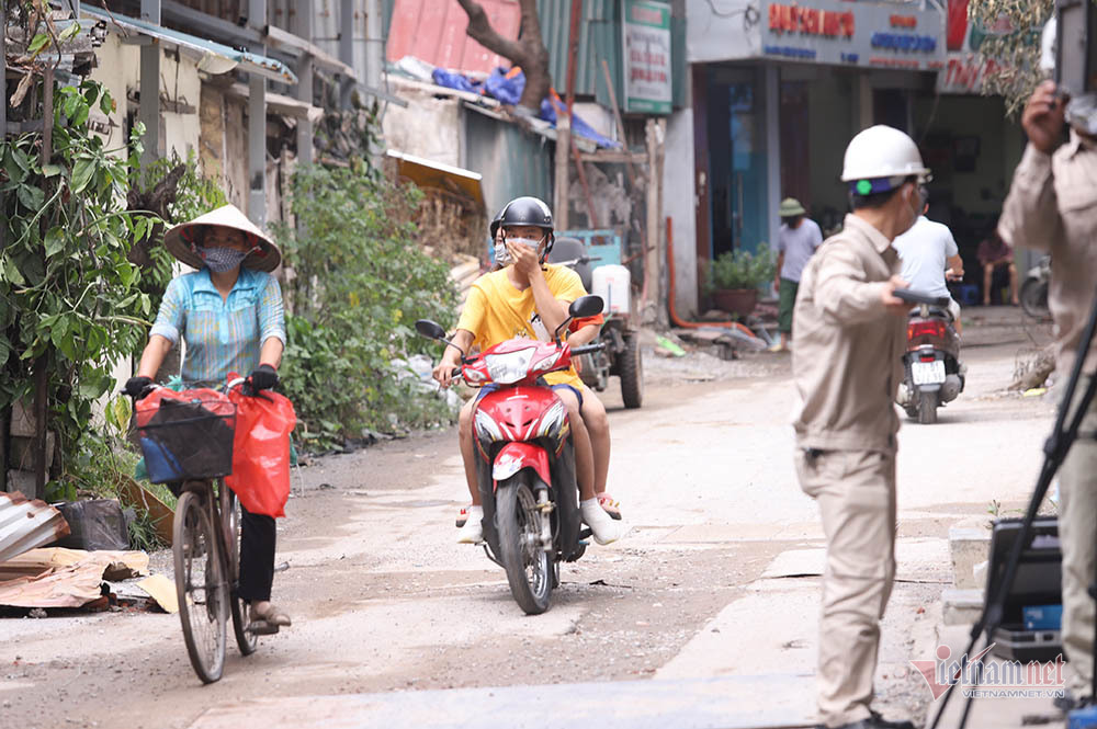 Quanh nhà máy Rạng Đông cửa đóng then cài, cháy hàng khẩu trang, nước muối-4