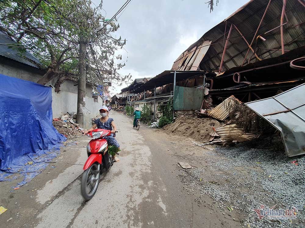 Quanh nhà máy Rạng Đông cửa đóng then cài, cháy hàng khẩu trang, nước muối-1