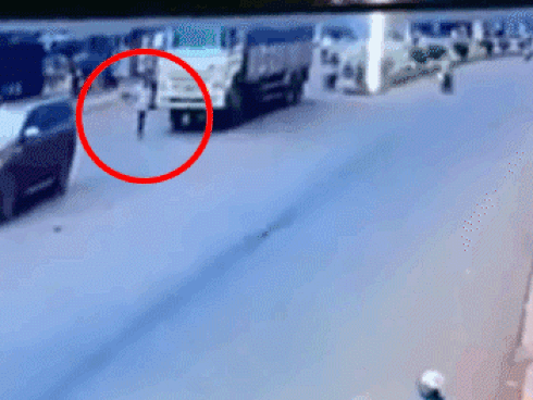 Vụ tai nạn khiến dân mạng hốt hoảng: 'Sang đường hay... tự tử?'