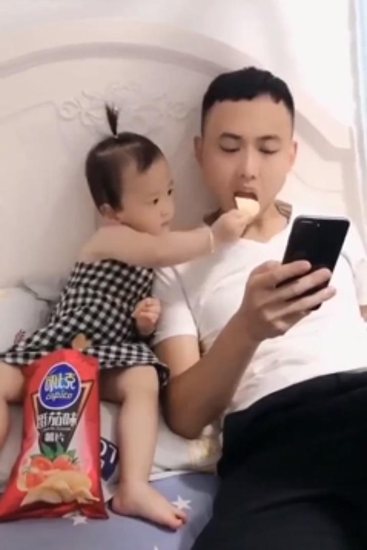 Cô bé ngọt ngào đút đồ ăn cho bố khiến ai cũng xuýt xoa, nhưng hành động sau đó lại thật bất ngờ-1