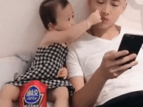 Cô bé ngọt ngào đút đồ ăn cho bố khiến ai cũng xuýt xoa, nhưng hành động sau đó lại thật bất ngờ