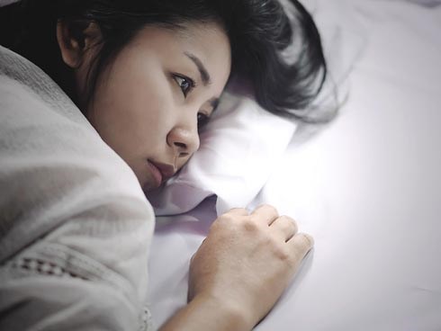 Sốt ruột trở về nhà vì con ốm, tôi đau điếng khi vô tình nghe lén được lời thủ thỉ của cô giúp việc nói bên giường con trai mình
