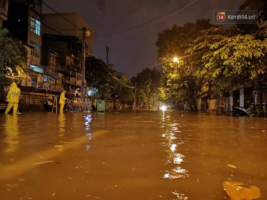 Hà Nội: Phố Phùng Hưng ngập nặng phải dựng rào chắn ngăn phương tiện-1