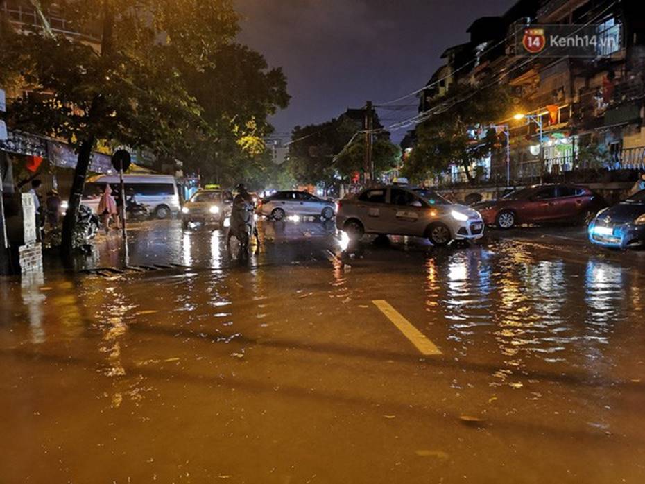Hà Nội: Phố Phùng Hưng ngập nặng phải dựng rào chắn ngăn phương tiện-4