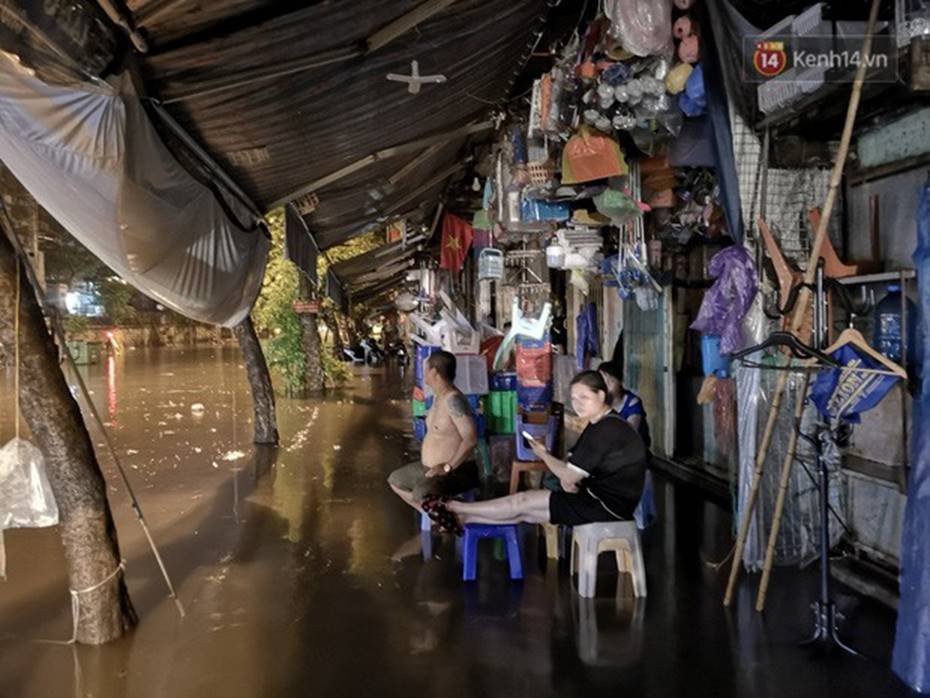 Hà Nội: Phố Phùng Hưng ngập nặng phải dựng rào chắn ngăn phương tiện-5
