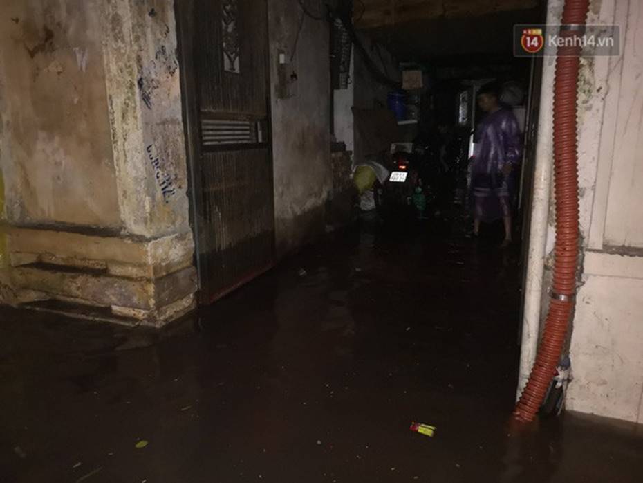 Hà Nội: Phố Phùng Hưng ngập nặng phải dựng rào chắn ngăn phương tiện-10