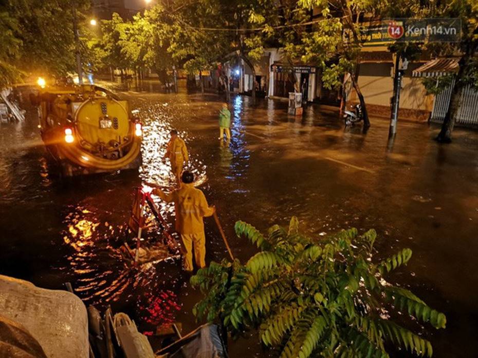 Hà Nội: Phố Phùng Hưng ngập nặng phải dựng rào chắn ngăn phương tiện-13