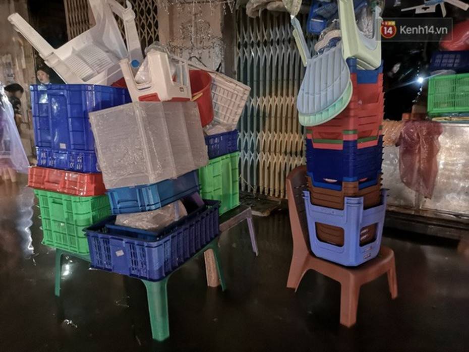 Hà Nội: Phố Phùng Hưng ngập nặng phải dựng rào chắn ngăn phương tiện-6