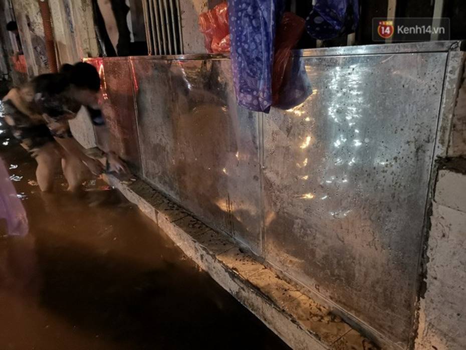 Hà Nội: Phố Phùng Hưng ngập nặng phải dựng rào chắn ngăn phương tiện-7