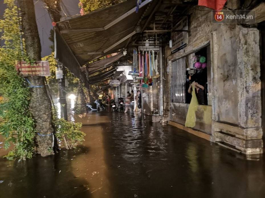Hà Nội: Phố Phùng Hưng ngập nặng phải dựng rào chắn ngăn phương tiện-9